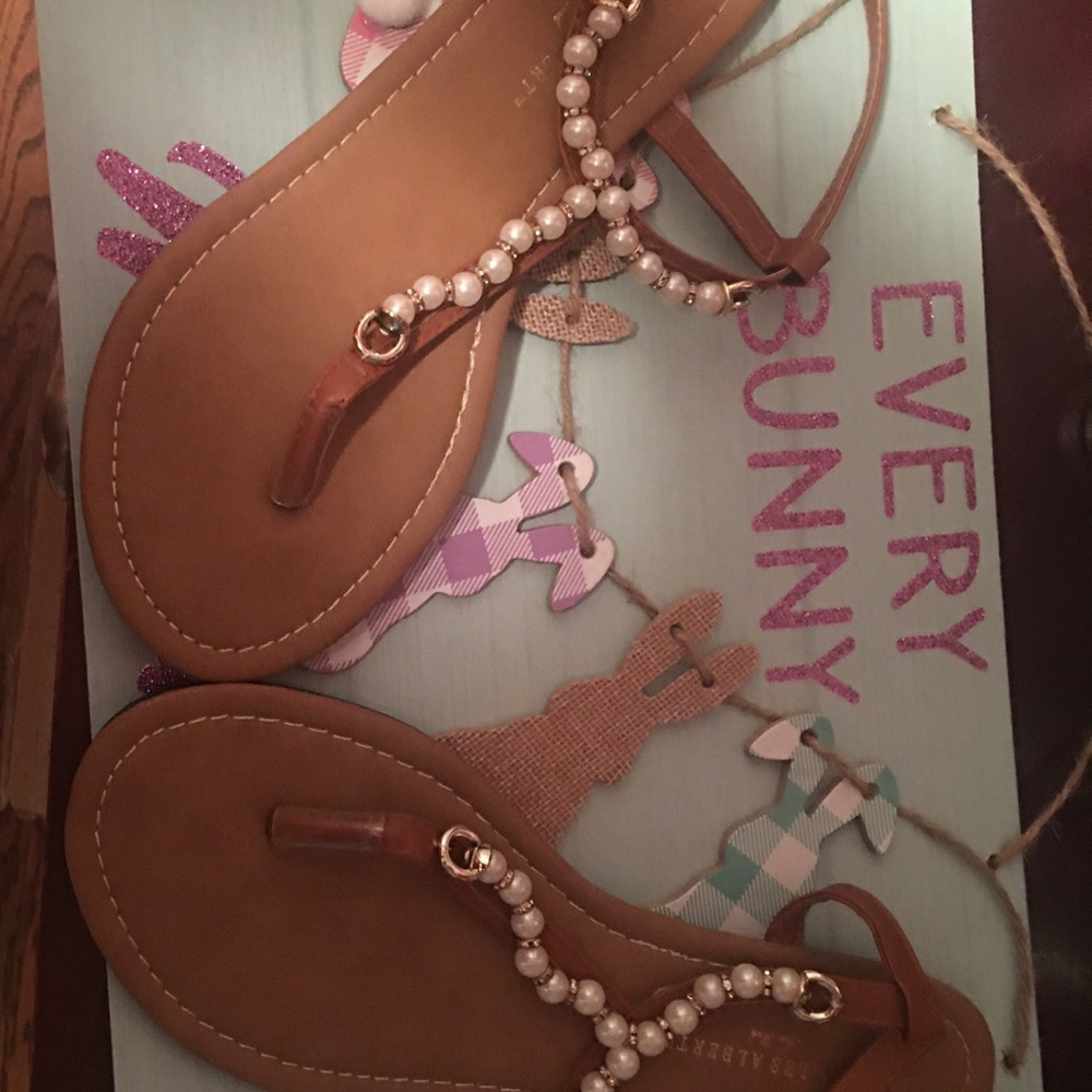 NWOT brown thong Sandals with faux pearls